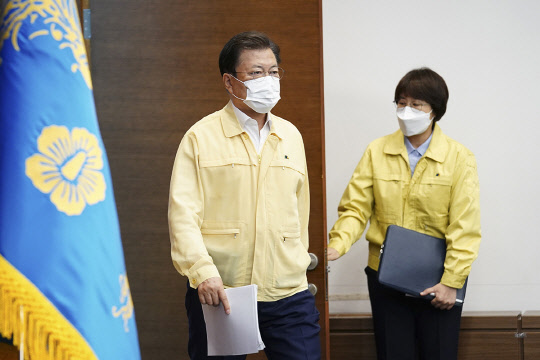 29일 문재인 대통령이 청와대에서 열린 민생경제장관회의를 주재하기 위해 이동하고 있다. 청와대 제공.